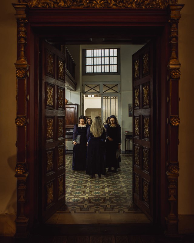 Personas enmarcadas por una puerta