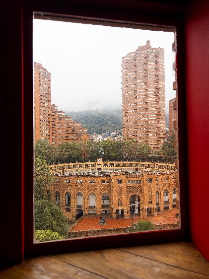 Arquitectura enmarcada por una ventana