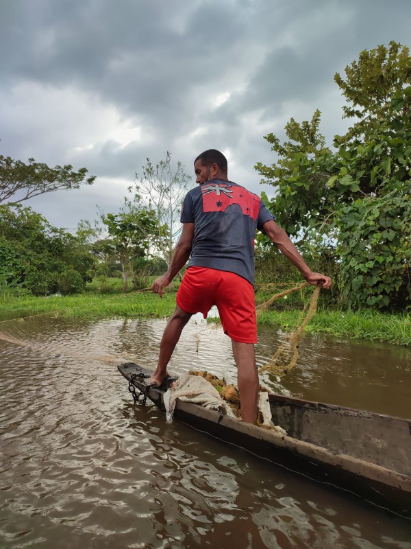 Persona sobre embarcación en un río