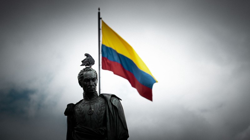 Escultura con bandera colombiana