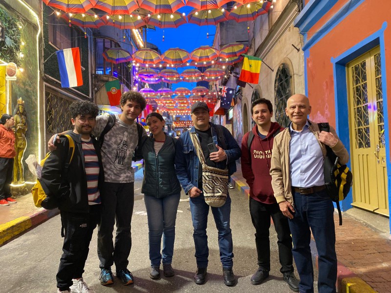 Integrantes de En_Foco durante una salida entre sombrillas coloridas