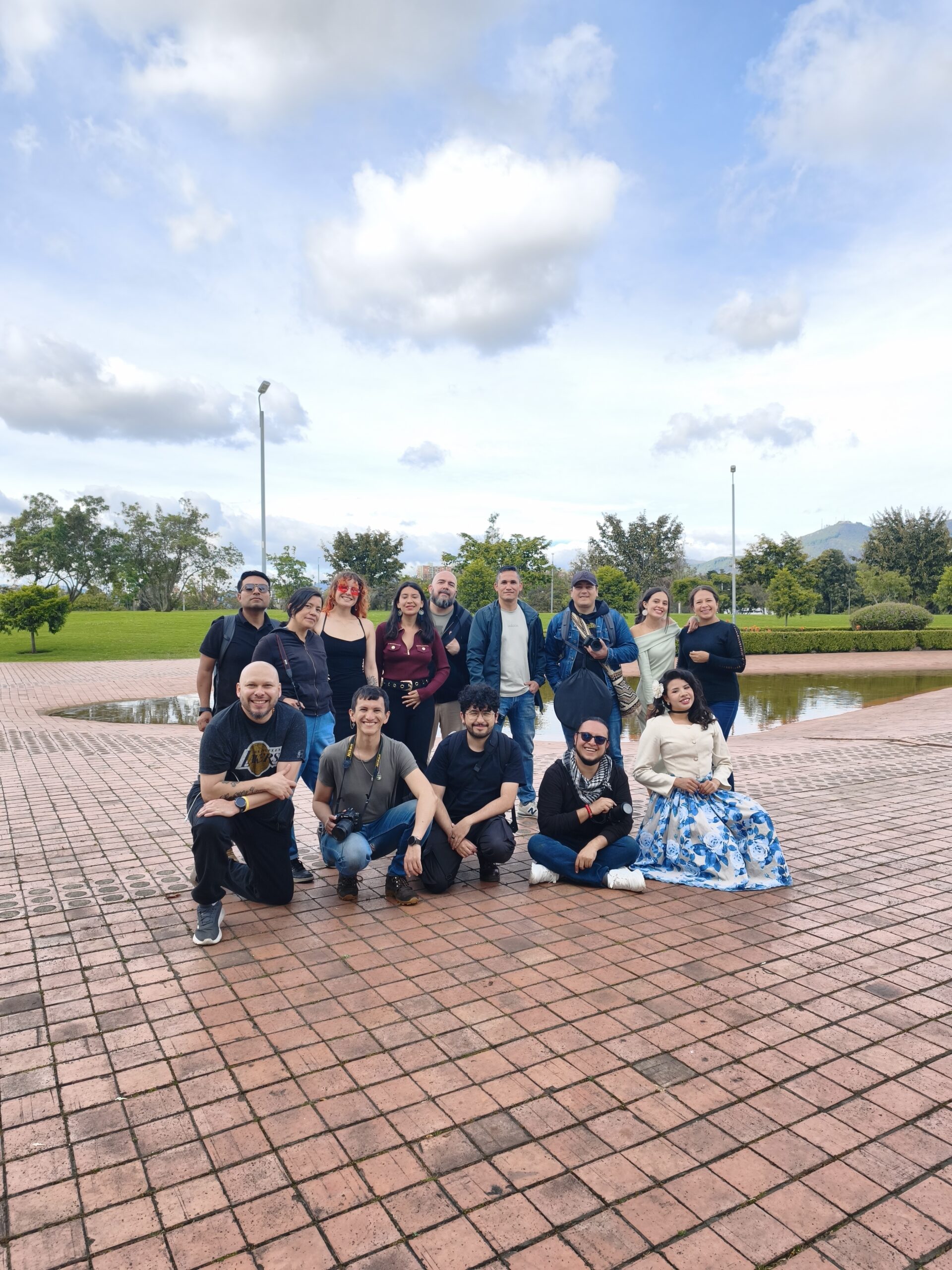 Grupo de En_Foco posando en un espacio abierto tras una salida fotográfica